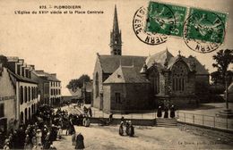 29-PLOMODIERN-L'EGLISE DU XVEEeS ET LA PLACE CENTRALE - Plomodiern