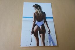 BELLE FEMME SEXY SUR UNE PLAGE - Pin-ups