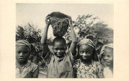 Afrique - Cameroun - Enfants - Yoko - Mission Catholique - De Joyeux Lurons Cherchent Des Termites Pour Les Poulets - Cameroun