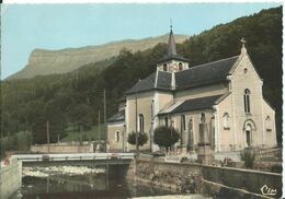 SAINT-PIERRE D 'ENTREMONT  ( ISÈRE)     L ' EGLISE . AU FOND, L ' ALPE - Saint-Pierre-d'Entremont