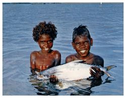 (H 22) Australia - Aboriginal Boys In Ross River Water With Fish - Aborigenes