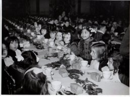 Photo Mairie De Paris , Fête De Noel 1944, Le Gouter Des Enfants,photographe Seeberger,format 18/24 - Places