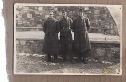 CPA PHOTO GUERRE 14-18 - ALLEMAGNE STALAG IX C TB PLAN Groupe 3 POILUS Prisonniers - Guerre 1914-18