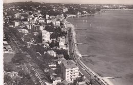 Cpsm 9x14. JUAN-LES-PINS (06) Vue Générale (aérienne ) Et Au Fond, Le Phare Du Cap D'Antibes (Cliché Aérien CELLARD) - Otros & Sin Clasificación