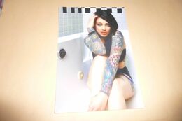 BELLE FEMME SEXY AUX MULTIPLES TATOUAGES - Pin-ups