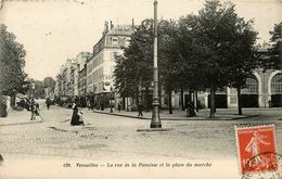 Versailles * La Rue De La Paroisse Et La Place Du Marché - Versailles