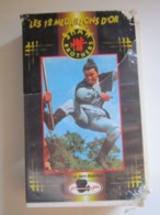 CASSETTE VIDEO VHS LES 12 MEDAILLONS D'OR SHAW BROTHERS Spécial Arts Martiaux (jaquette Abimée) - Acción, Aventura