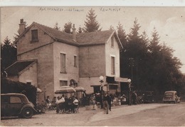 Vaumoise  60   ( A La Dernière  Cartouche ) VYNCKE OU MOURIR_avec Terrasse Tres Animée-Voitures Et Pompe A Essence - Vaumoise