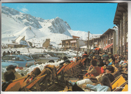 LA MONGIE 65 - Ecole De Ski : Animation ( Skieurs Sur Chaises Longues - Voitures En 2ème Plan)  CPSM GF  Hautes Pyrenées - Autres & Non Classés