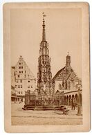 Allemagne--NÜRNBERG--NUREMBERG--env 1880 --Schoener Brunnen Mit Frauenkirche - PHOTO  17cm  X 11cm - Nuernberg