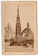 Allemagne--NÜRNBERG--NUREMBERG--env 1880 --Schoener Brunnen Mit Frauenkirche - PHOTO  17cm  X 11cm - Nürnberg