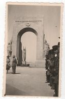 Photo Originale WWII Marseille Porte D'Orient Légion Etrangère Légionnaires Nommés Visite Général à Identifier - Guerre, Militaire