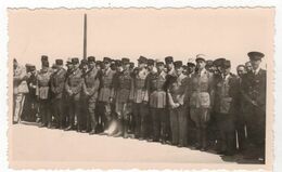 Photo Originale WWII Marseille Porte D'Orient Légion Etrangère Légionnaires Nommés Visite Général à Identifier - Krieg, Militär