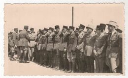 Photo Originale WWII Marseille Porte D'Orient Légion Etrangère Légionnaires Nommés Visite Général à Identifier - Guerre, Militaire