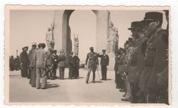Photo Originale WWII Marseille Porte D'Orient Légion Etrangère Légionnaires Nommés Visite Général à Identifier - Guerre, Militaire