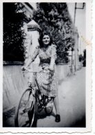 Photo Jeune Femme Sur Vélo Format 6/9 - Personnes Anonymes