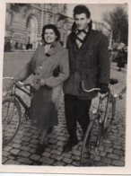 Photo Couple Avec Vélo Format 7/9 - Personnes Anonymes