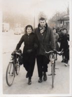 Photo Couple Avec Vélo Format 7/10 - Anonyme Personen