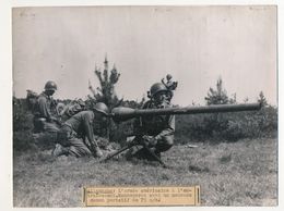 PHOTO KEYSTONE - Allemagne - L'Armée Américaine à L'entraînement - Manoeuvres Avec Un Nouveau Canon Portatif De 75mm - Oorlog, Militair