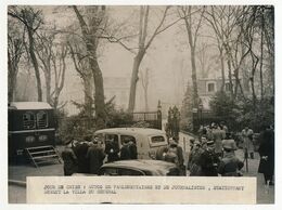 Photo Presse Keystone - Jour De Crise : Autos De Parlementaires Et Journalistes Stationnant Devant La Villa ...Colombey - Sonstige & Ohne Zuordnung