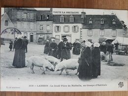 Lannion.le Jeudi Place Du Maihalla Un Groupe D'habitués.marché Aux Cochons Coiffes Costumes.cliché De Lespinasse N°1320 - Lannion