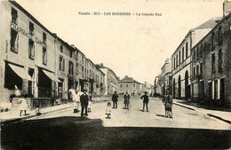 Les Herbiers * La Grande Rue * Pharmacie GANTIER * Café GAUTREAU * Hôtel De Ville Mairie - Les Herbiers