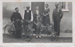 Photo  D'une Famille Avec Mr Le Curé Et Son Célèbre Vélo,format 7/11 - Personnes Anonymes