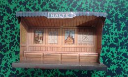 Gare De Campagne - Halte Pour Train Miniature En Tôle Peinte - Bon état - Oud Speelgoed