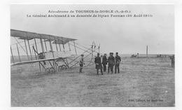 (RECTO / VERSO) TOUSSUS LE NOBLE - AERODROME - GENERAL ARCHINARD A SA DESCENTE DE BIPLAN FARMAN - REPRO FORMAT CPA - Toussus Le Noble