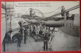 FRENCH WARSHIP - MARINE MILITAIRE - MANOEUVRE POUR LA MISE A L`EAU D`UNE CHALOUPE - Warships