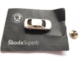 Beau Pin's En Relief , Auto Skoda Superb , Groupe VW Volkswagen - Volkswagen