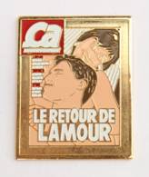 Superbe Pin's CA M'INTERESSE - LE RETOUR DE L'AMOUR - Couverture Du Magazine - Couple - Uppercut - J493 - Médias