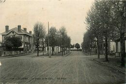 Illiers * La Place De La Gare - Illiers-Combray