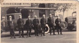 JOLIE PHOTO 1955 / POMPIERS DEVANT LEUR CAMION - Feuerwehr