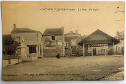 C. P. A. : 86 MONT SUR GUESNES : La Place Des Halles, Animé - Monts Sur Guesnes