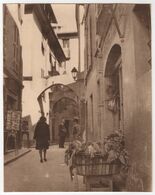 Photo Originale Rue Lieu à Identifier Corse ? Commerce Légumes Magasin Tabacs Cartes Postales - Orte