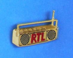 1 PIN'S //  ** POSTE DE RADIO / RTL ** . (Decat Paris) - Médias