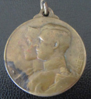 Médaille Albert / Elisabeth - "La Bonté Règne Dans Les Coeurs" - 1910 - Diam. 28mm, 10,7g - Royal / Of Nobility