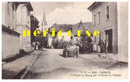 74  Thorens  Voiture à L'entrée Du Bourg Par La Route Du Château - Thorens-Glières