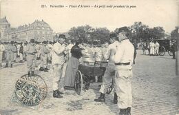 78-VERSAILLES- PLACE D'ARMES, LE PETIT NOIR PENDANT LA POSE - Versailles