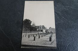 Delcampe - CPA - CHOLET (49) - Un Coin Du Champ De Foire Et L'église Notre-Dame - Cholet