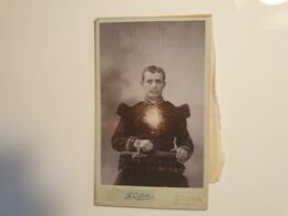 Cdv Ancienne Années 1800 Portrait D'un Homme Militaire.  PHOTOGRAPHE F. ODIN. VILLE DE MACON FRANCE - Oud (voor 1900)
