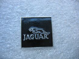 Pin's Embleme De Automobiles JAGUAR Sur Fond De Couleur Noire - Jaguar