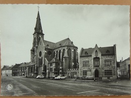 CPSM Ham-sur-Heure Place Communale Eglise - Ham-sur-Heure-Nalinnes