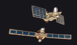 66420-Lot De 2 Pin's.Satellite.Fusée.NASA.Espace. - Espace