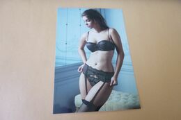 BELLE JEUNE FEMME EN LINGERIE SEXY - Pin-Up