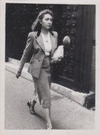 Photographie - Jeune Femme Marchant Dans Paris - 1953 - Mode - Fotografie