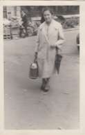 Photographie - Femme Marchant Paris - Marché - Moto Solex - Années 1950 - Fotografie