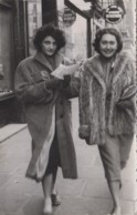 Photographie - 2 Jeunes Femmes Marchant Paris - Agence De Voyage - Mode Années 1950 - Fotografie