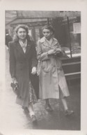 Photographie - 2 Jeunes Femmes Marchant Dans Paris - Mode Années 1940 - Fotografie